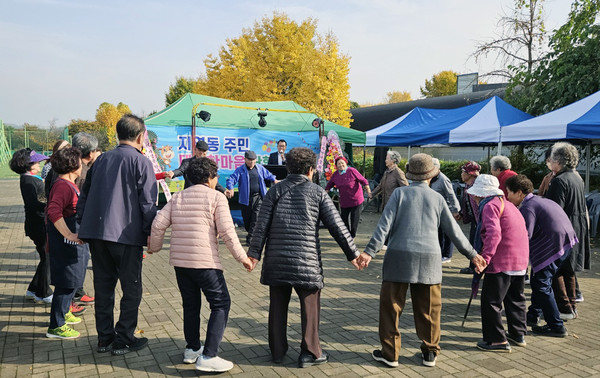 단합대회에 함께 한 주민들이 마을 화합의 장으로 둥글게 원을 그리며 노래했다.