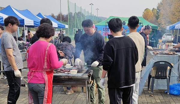 주민 이웅우 씨의 한우1마리 쾌척으로 단합대회에 함께 한 주민들이 든든한 축제를 즐겼다. 