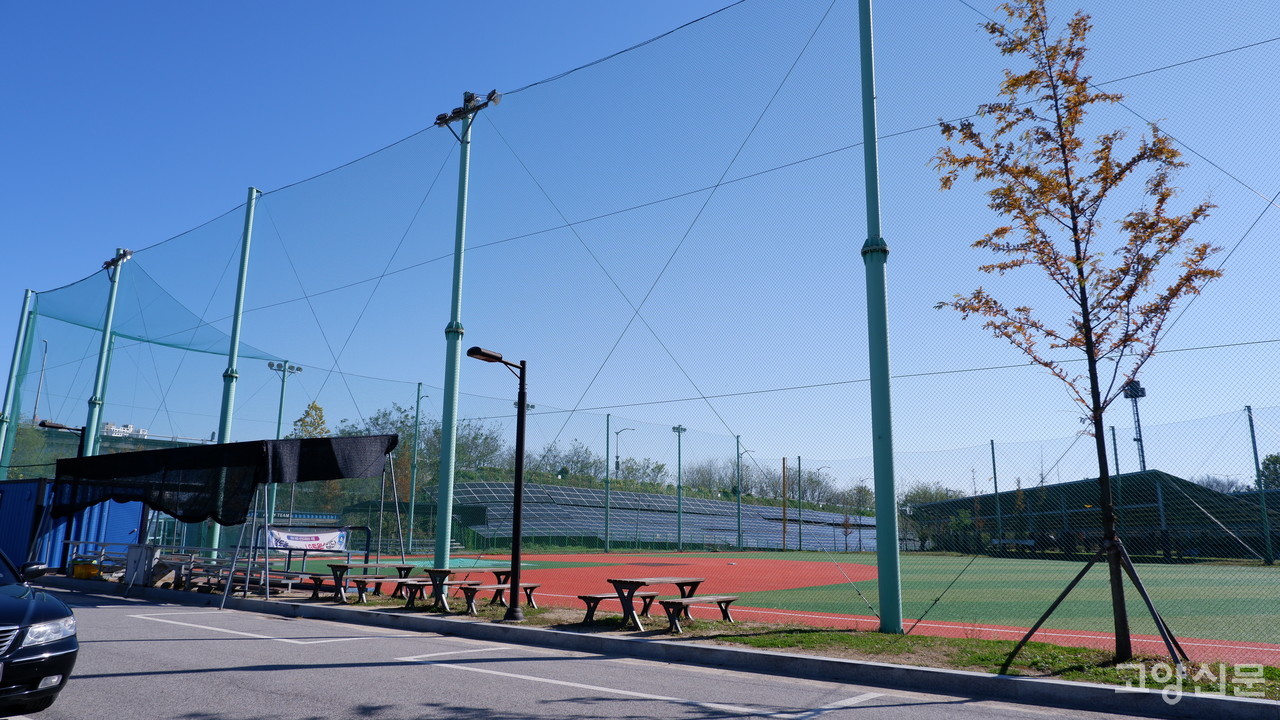 고씨가 주차한 고양장항야구장 뒤편 주차장. 앞 주차장과 다르게 주차장 위를 가리는 안전망이 없다.