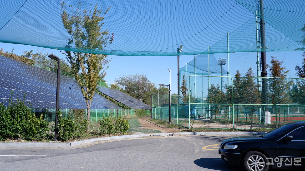 고양장항야구장 앞쪽 주차장에는 날아오는 공에 대비해 안전망이 설치돼 있다.