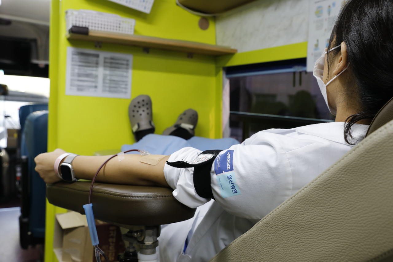 10일 일산병원을 찾은 헌혈 버스에서 한 직원이 헌혈하고 있다. [사진제공=일산병원]