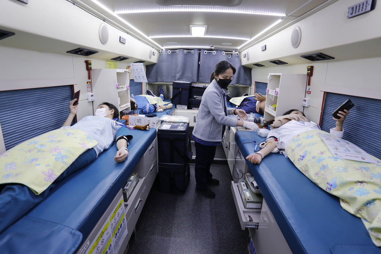 일산병원 직원들이 헌혈하는 헌혈 버스 모습. [사진제공=일산병원]