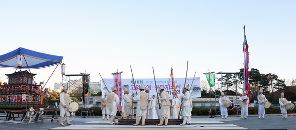 고양상여·회다지소리 정기공연이 11일 일산호수공원 노래하는분수대에서 열리고 있다.