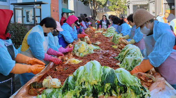 관산동 새마을부녀회가 ‘취약계층 사랑의 김장김치·쌀 나눔'을 진행했다. 