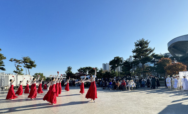 고양시무용협회의 '고양 춤애 미치다'가 많은 시민이 지켜보는 가운데 고양문화원 야외공연장에서 2시간가량 펼쳐졌다. 사진은 아름드리무용단의 '기다림, 꽃 동백'.
