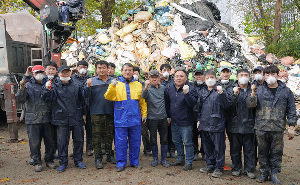 일산농협(조합장 김진의, 노란옷)이 영농지원센터에서 2023 하반기 폐비닐·폐농자재 수거 작업을 했다.