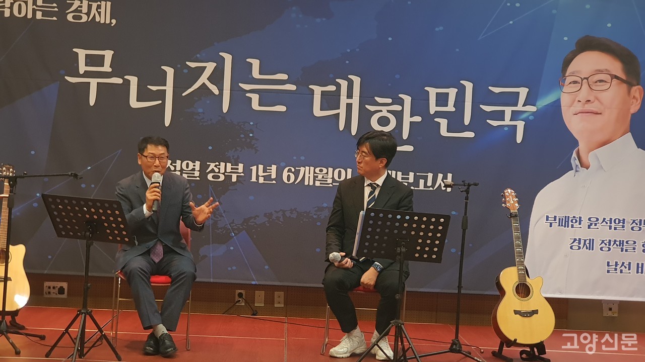 김영환 고양경제사회연구소장이 11일 열린 출판기념회에서 김성회 정치연구소 와이 소장과 함께 북토크를 진행하고 있다.