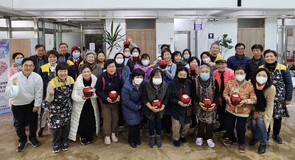 관산동이 마을행복창고에서 주민자치회 주관의 ‘전통 장 담그기 체험·행사’를 성공적으로 개최했다.