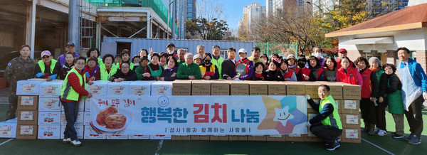  성사1동 새마을부녀회가 성사체육공원에서 ‘2023 사랑의 김장 나눔’을 진행했다.