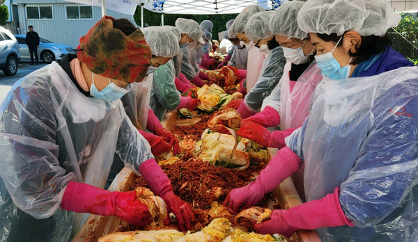 덕이동 새마을부녀회가 이틀간 이웃과 함께 나누는 ‘사랑담은 김장김치 담그기’를 했다. 