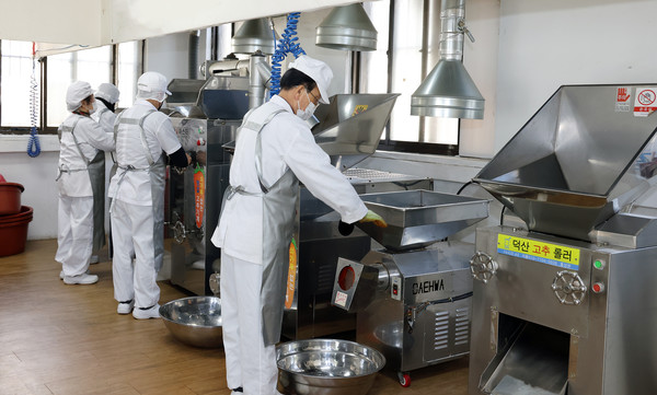 어르신들이 고추가루 제조 공정에서 작업을 하고 있다.