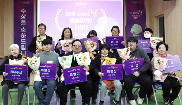  갤러리 비상 미술공모전 수상자들이 함께 자리했다.