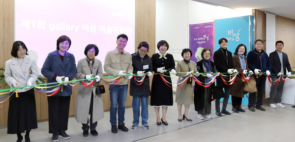 테이프 커팅식에 함께한 내빈들.