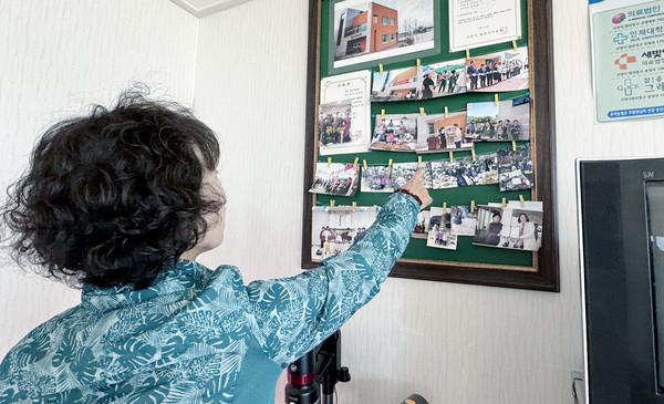 정인희 통장이 마을의 여러 사진을 보여주며 추억과 기억을 말했다.