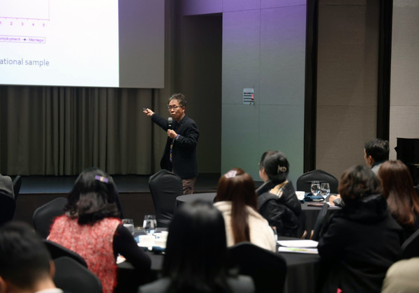고양경제포럼(회장 이상헌) 11월 정례모임에서 강연 중인 서은국 교수.