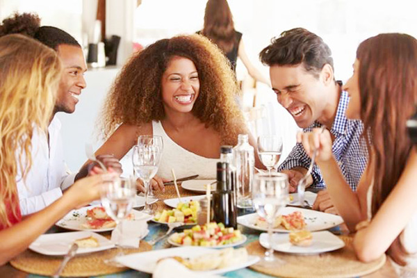 좋은 사람과 맛있는 음식을 먹는 것과 같은 경험이야말로 가장 확실하게 '행복'이라는 전구의 스위치를 켤 수 있는 방법이다. [이미지 = 서은국 교수 발제 자료]