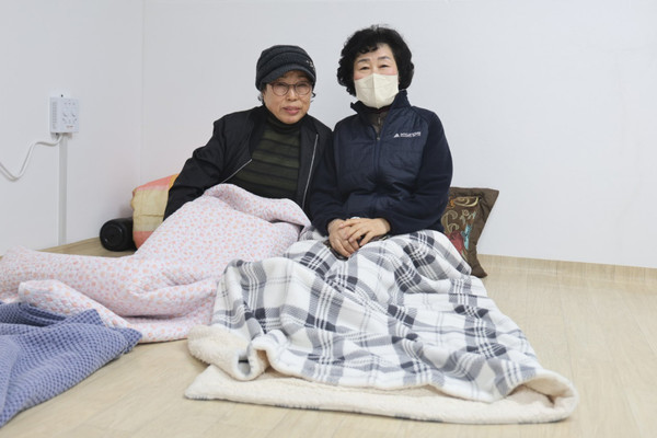 노동복지나눔센터의 '여성청소노동자 휴게공간 개선 및 정서지원사업’으로 리모델링된 휴게실에서 고양현대아파트 청소노동자들이 포즈를 취하고 있다.