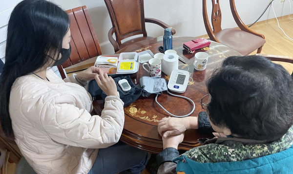 일산1동이 일산서구보건소 치매관리팀과 연계해 어르신들의 건강을 확인하고 있다.