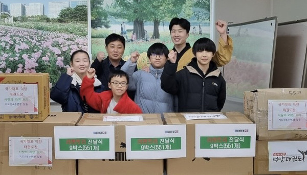 국가대표 덕양 태권도장이 ‘사랑의 라면’ 551개를 화정1동 행정복지센터에 기탁했다.