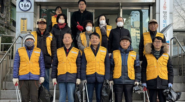 마두2동 주민자치회가 강촌공원과 마두공원에서 환경정화 활동을 했다. 