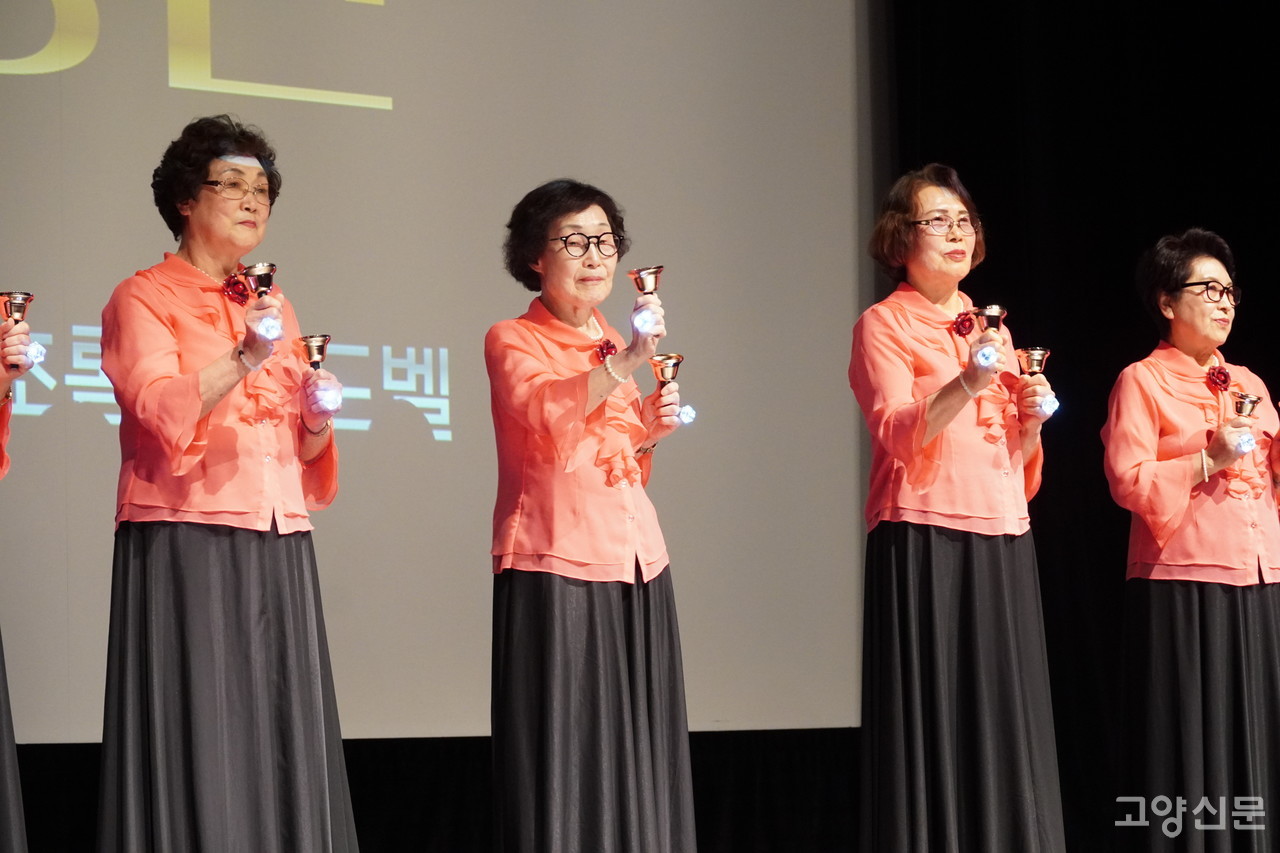 '함초롬히핸드벨' 팀은 캐롤과 트로트에 맞춰 공연을 선보였다.