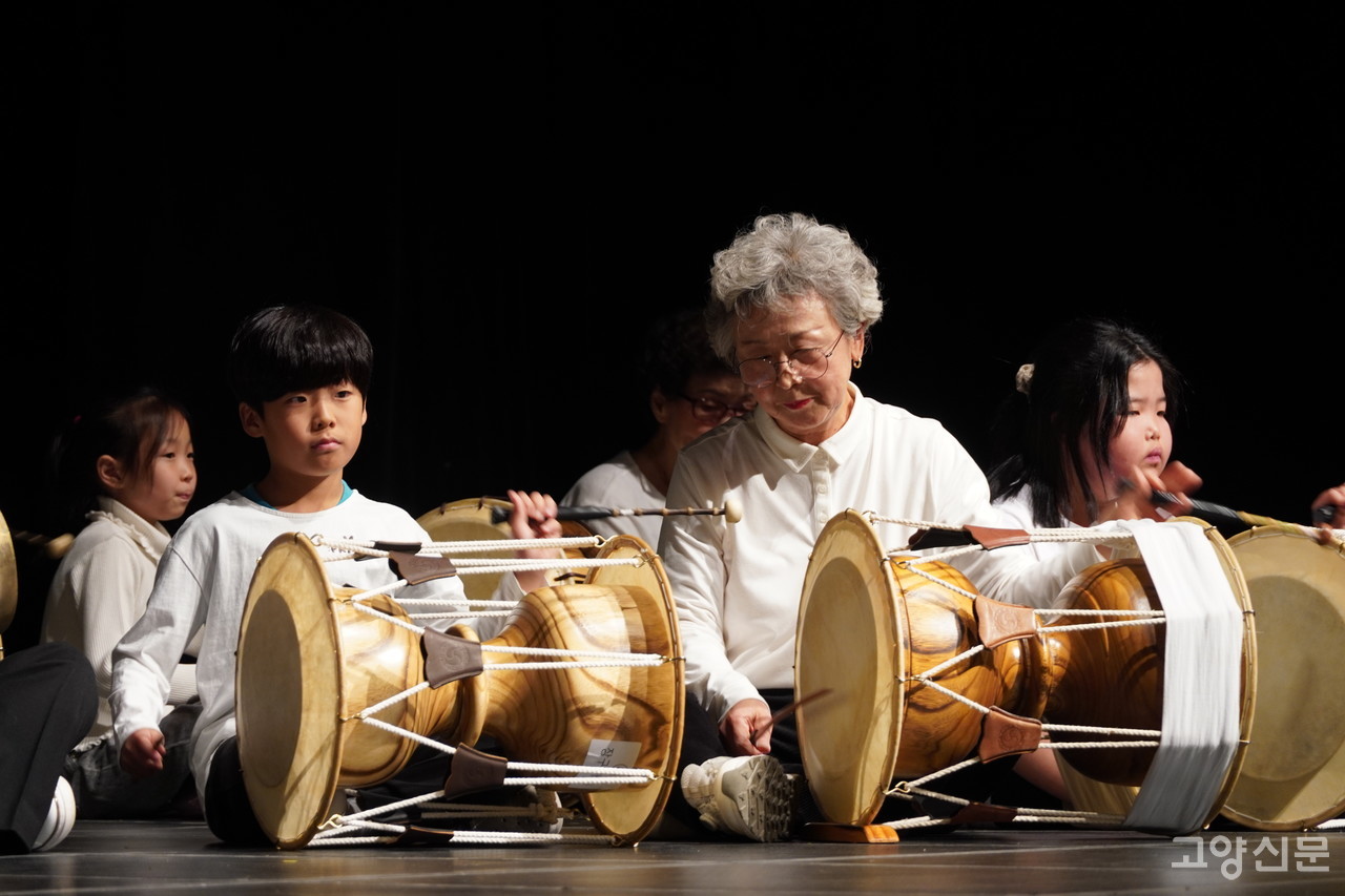 '덩실덩실 덕양 풍물단'은 고양덕양노인종합복지관 어르신과 가나안 지역아동센터 어린이들로 구성된 풍물 공연 봉사단이다. 