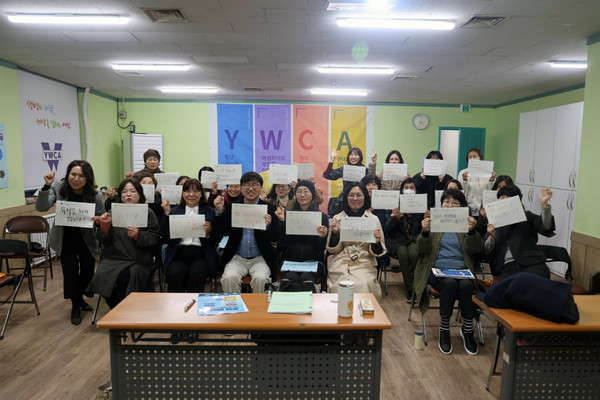 지난 16일 열린 '지역에서 만드는 희망경제-자원순환경제포럼' 참석자들이 환경보전을 위한 저마다의 짧은 의지를 적어들고 포즈를 취하고 있다.