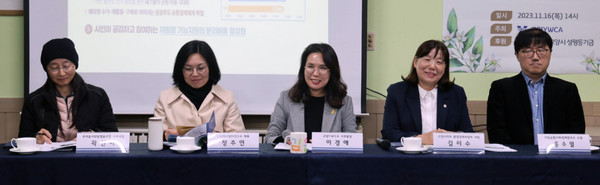 (왼쪽부터) 곽선미 우리동네텃밭협동조합 사무국장, 정주연 다시입다연구소 대표, 이경애 고양YWCA 사무총장, 김미수 고양시의원, 홍수열 자원순환사회경제연구소장.