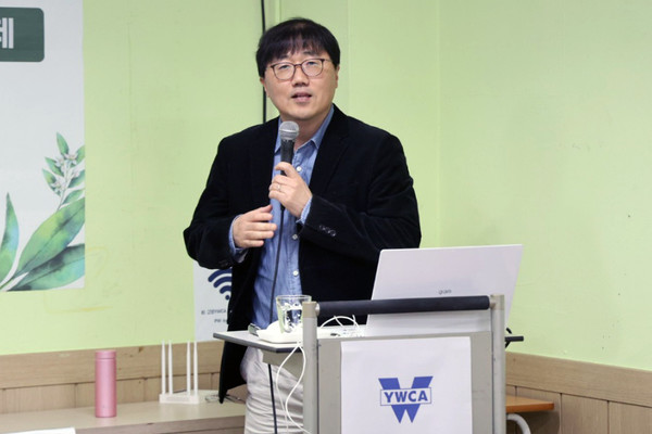 '지금 우리 곁의 쓰레기'라는 주제로 발표 중인 홍수열 자원순환사회경제연구소장.