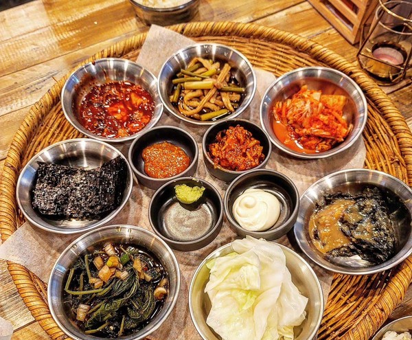 건강한 식재료를 전통방식으로 만든 외할머니 레스토랑의 반찬들. 김치와 장아찌가 참 맛있다.  