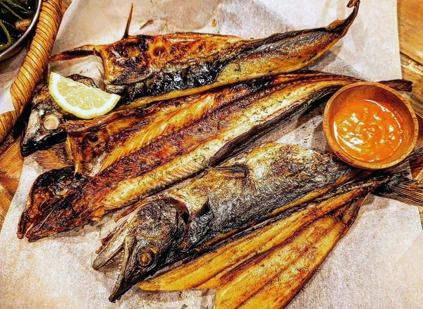 생선구이는 바삭하게 구워내는데, 비린맛이 없고 담백하다. 뼈를 갈라달라고 하면 정갈하게 갈라준다.  