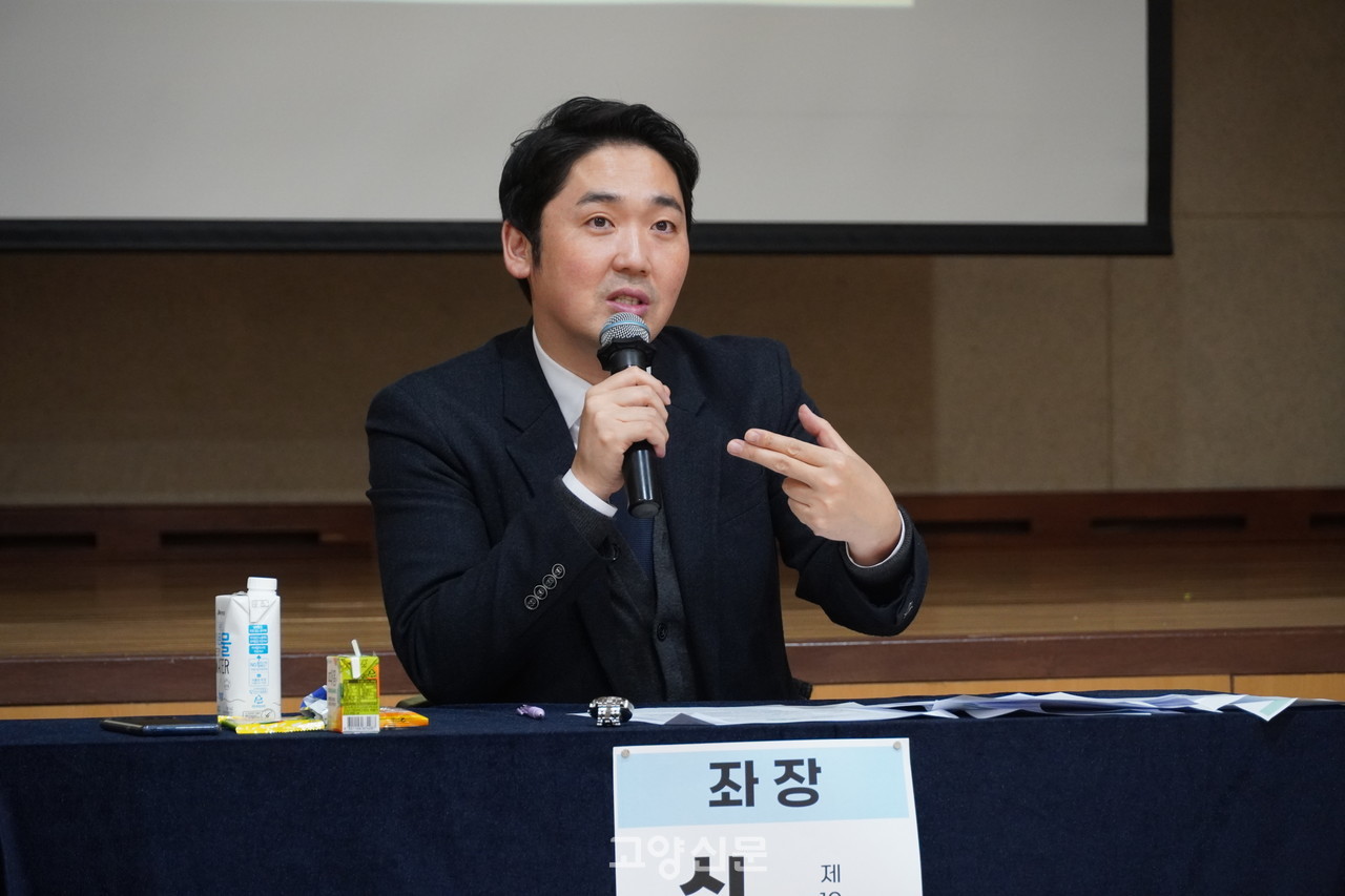 좌장을 맡은 신정현 전 도의원.