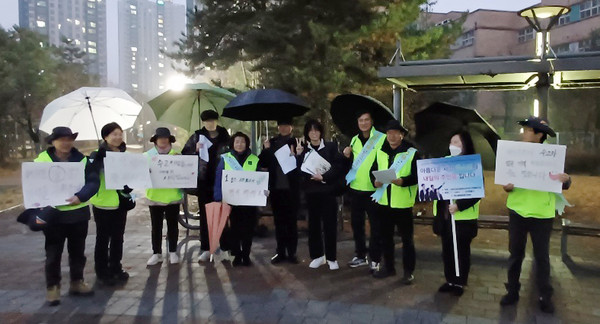 원신동청소년지도위원협의회가 신원고교 앞에서 수험생들에게 응원메시지를 전달하며 격려했다. 