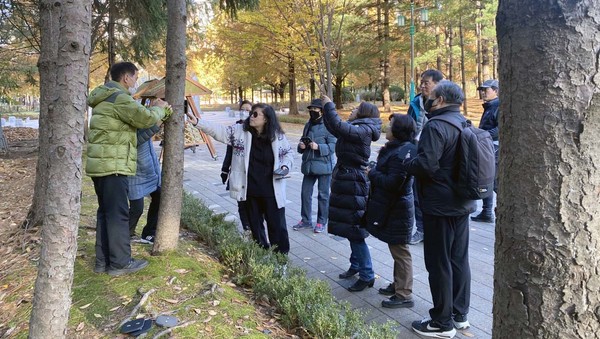주엽1동 주민자치회가 주민들과 함께 ‘공원 나무 이름 찾아주기’를 진행했다.