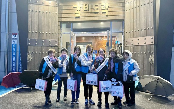 탄현2동이 일산동고등학교 정문 앞에서 수험생들에게 응원 캠페인 활동을 펼쳤다.