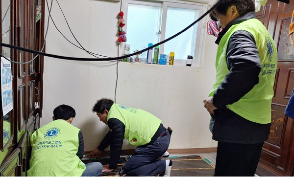관산동이 고양벽제라이온스클럽 회원들의 재능기부로 저소득층 가정의 주거환경 개선 활동을 했다.