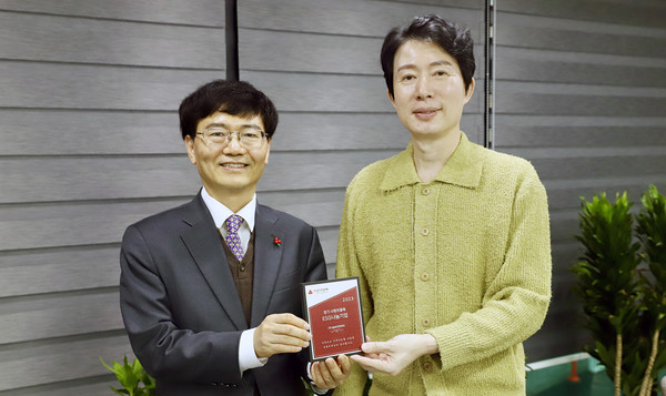 (왼쪽부터 )노진선 경기북부 사랑의열매 본부장과 손원록 ㈜솔빛피앤에프 대표이사가 전달식에 함께 했다.