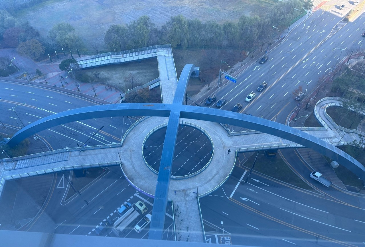 2005년 설치된 이 원형육교는 당초 녹지축 연결 기능을 가졌다. 하지만 주변 신규 아파트 주민들은 GTX킨텍스역, 현대백화점킨텍스점으로 이동하는 동선에 효율적이지 않다는 주장을 내놓고 있다,