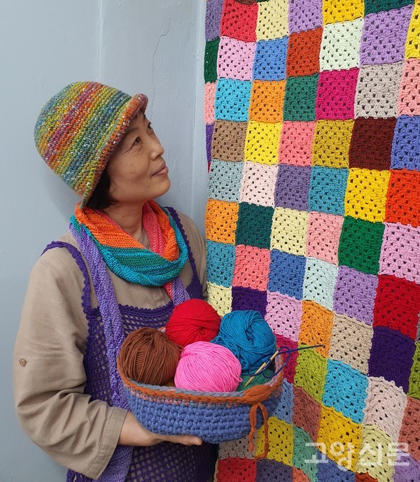 손뜨개 모티브(블랭킷)를 하나씩 연결해서 무릎담요 등을 만든다.