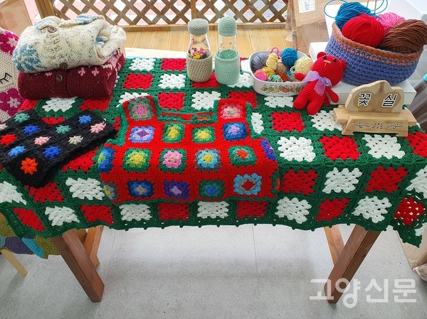 손뜨개 모티프(블랭킷)를 하나씩 연결해서 만든 테이블 덮개는 포근한 감성을 준다.