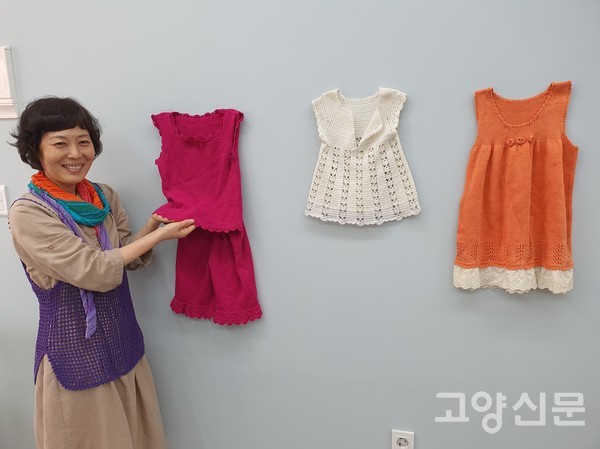 박미자 작가가 딸아이에게 20년 전에 손뜨개로 입힌 옷들.