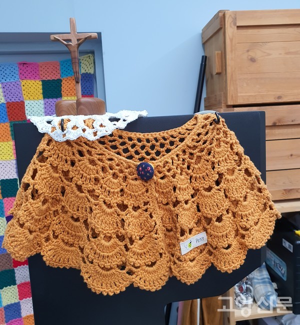 십자가 받침과 유아용 망또.