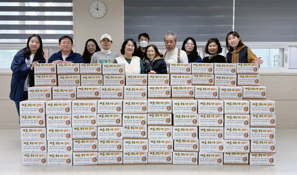 향동종합사회복지관이 향동LH1단지주거행복지원센터와 함께 취약계층 190명에게 김장김치를 전달했다.