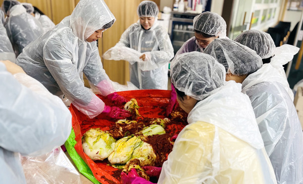 원흥마을 아삭 대작전에서 김장을 하고 있는 참여자들