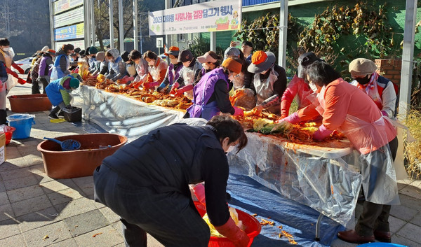 대화동 주민자치회가 행정복지센터 옆 가와지광장에서 직능단체와 사랑나눔 김장 행사를 했다.