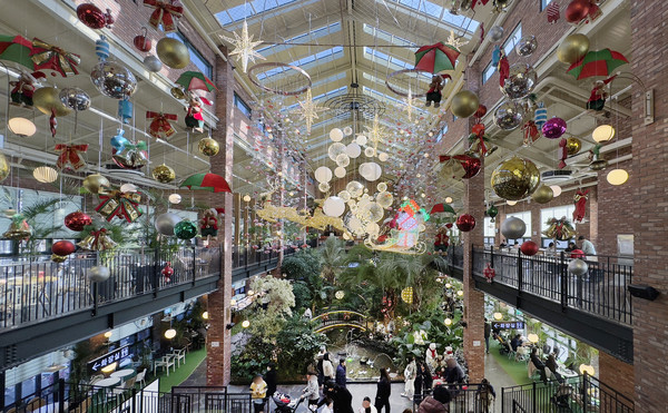 포레스트 아웃팅스의 크리스마스 빌리지 풍경.