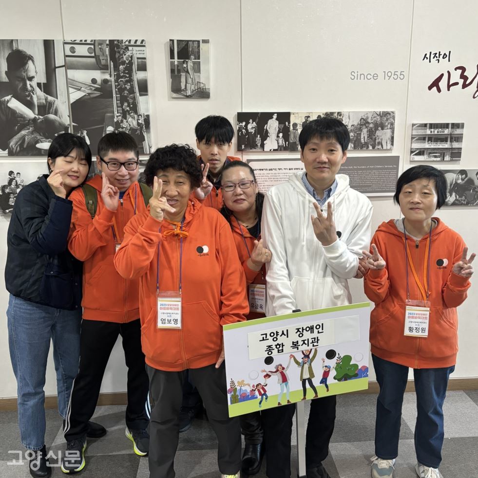 주황색 옷을 입은 이들이 이번 수상자들이다. (왼쪽부터)김성민(은상), 엄보영(금상), 강동녕(은상), 유금옥(금상), 황정원(금상)씨가 포즈를 취했다. 