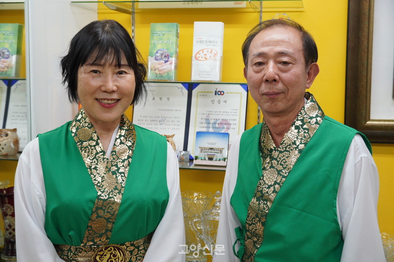 (사진 왼쪽부터) 이은화 사무국장, 최동석 협회장.