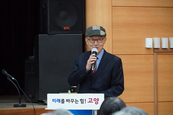 이번 편입으로 고양시가 서울시의 자치구가 됐을 때의 변화를 설명 중인 이재은 전 고양시정연구원장.