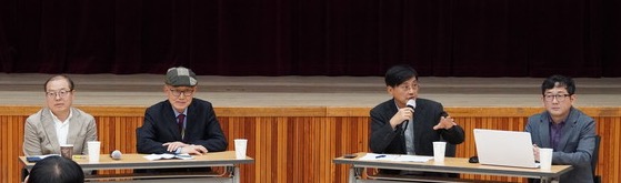 열띈 토론 속에서 각기다른 의견을 피력 중인 토론자들. (왼쪽부터) 김범수 자치도시연구소장, 이재은 전 고양시정연구원장, 나도은 고양시 지속가능발전협의회장, 유경종 고양신문 기자. [사진=황혜영 인턴기자]